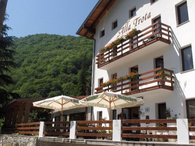 Albergo Alla Trota Pulfero Esterno foto